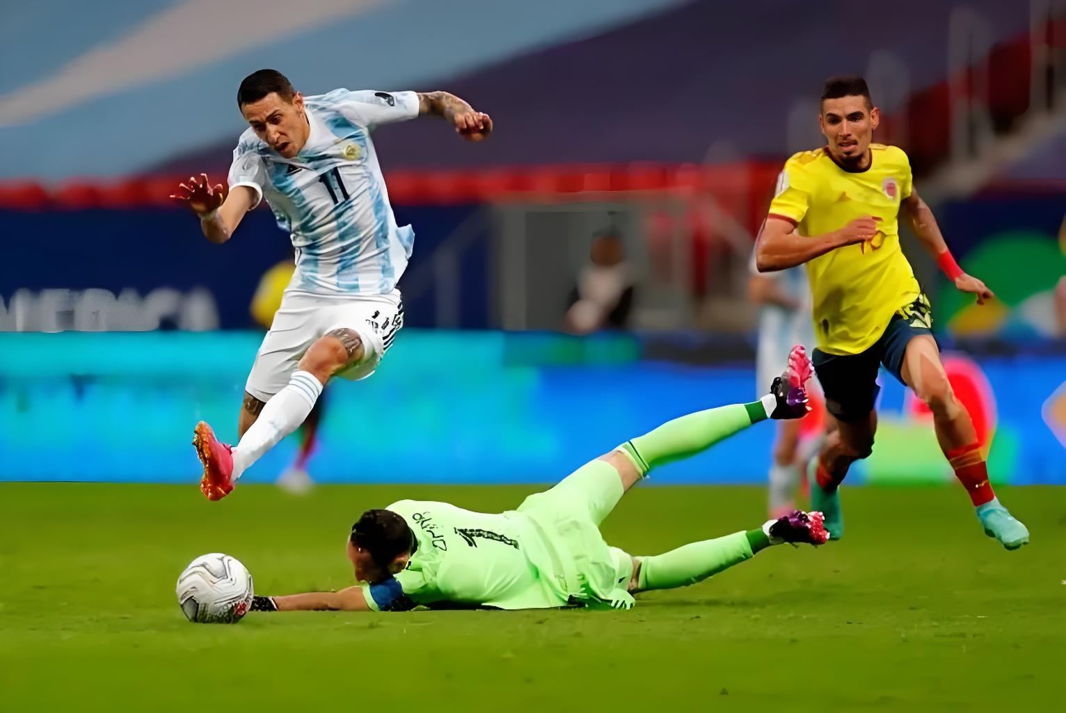 哥伦比亚鏖战巴萨，蒂亚戈统治全场