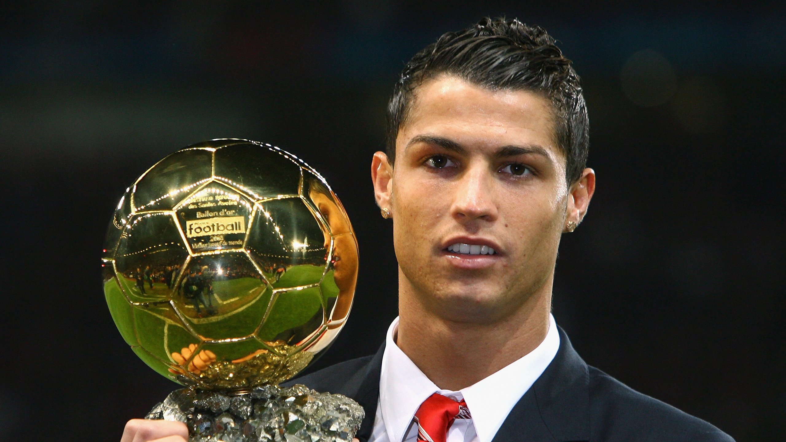 德甲争冠战之夜，霍勒迪点燃赛场，当闪电撕破天幕，命运在绿茵场上重写